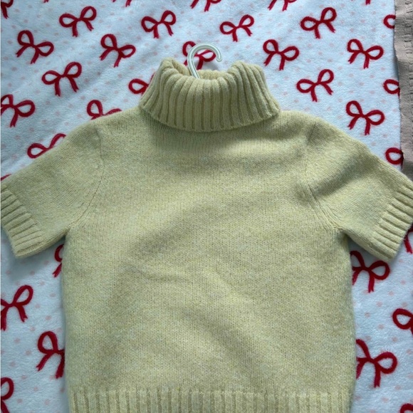 Abercrombie & Fitch Sweaters - Abercrombie & Fitch yellow Turtleneck Sweater